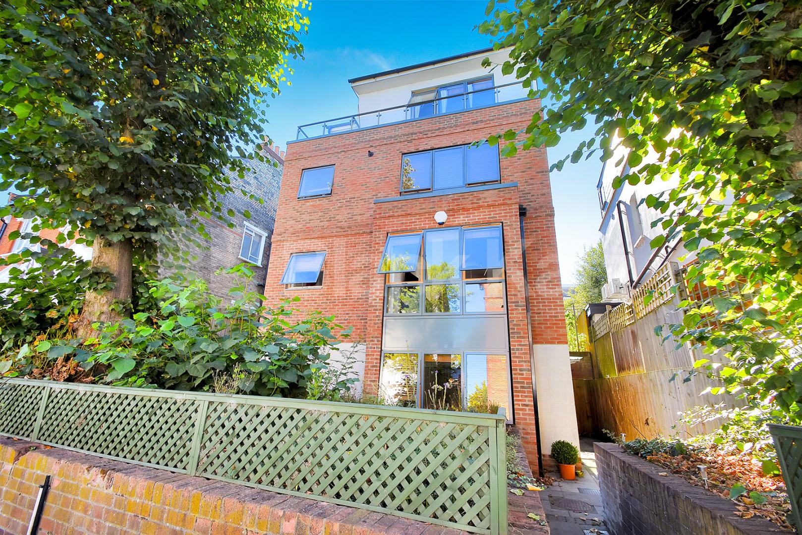 			Stunning Two Bedroom Property With roof Terrace !, 2 Bedroom, 1 bath, 1 reception Flat			 Womersley Road, Crouch End